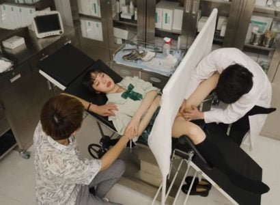 Врачи пользуются преимуществами пациентов в процессе обследования