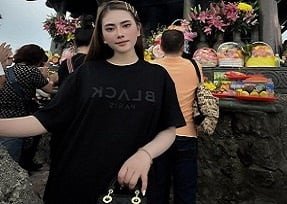 Расточительная сестра офиса полна непристойной воды