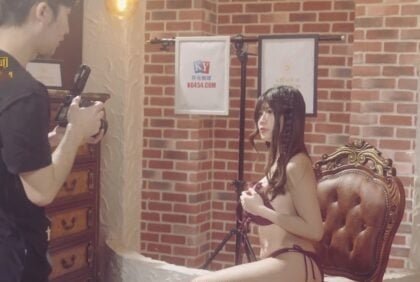 Голая женская кумира стимулирует его сфотографировать