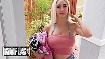 В видео Skylar Vox трахните красивую девушку в красных кружевных штанах